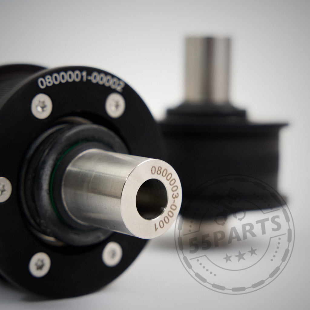 Nahaufnahme von zwei 55Parts NoFlex-Lagern: Uniball Lager vordere Zugstrebe passend für BMW 1er, 2er, 3er, 4er F-Serie (F2x, F3x) inkl. xDrive Modelle ALLE MOTOREN – ein Teil scharf mit sichtbarer Seriennummer, eines unscharf.