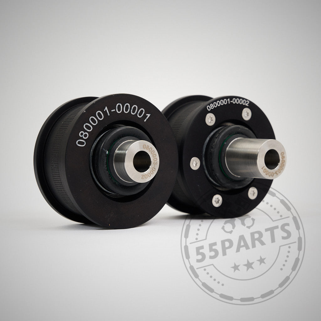 Zwei schwarze zylindrische 55Parts NoFlex-Lager (Uniball Lager vordere Zugstrebe) passend für BMW 1er-4er F-Serie inkl. xDrive, alle Motorisierungen, auf weißem Untergrund.