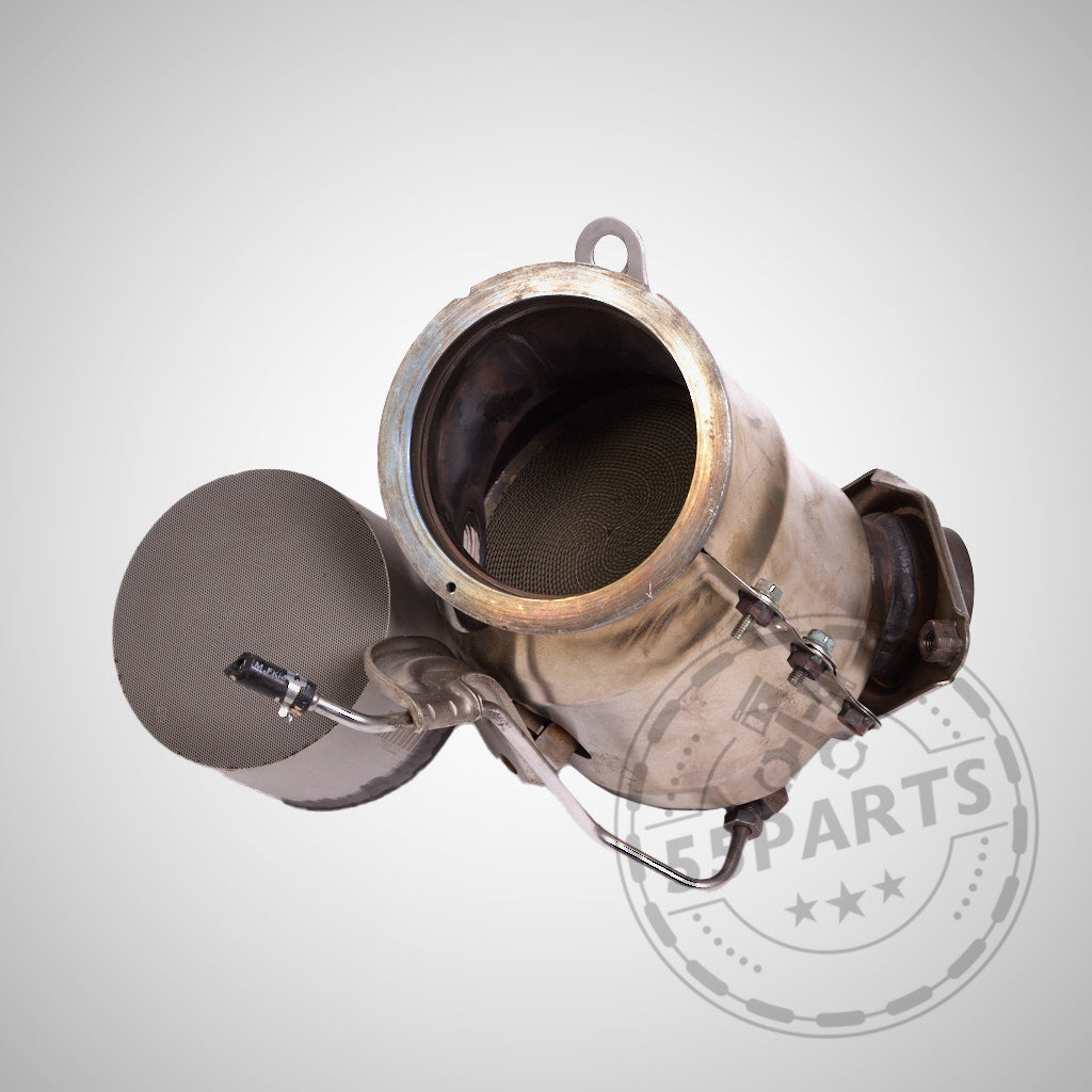 55Parts OEM Downpipe mit 300 Zeller für Toyota Yaris GR, mit abgenommener Abdeckung zur Ansicht der internen Wabenstruktur – ideal für FBO-Setups oder Einbau mit strömungsoptimierter Downpipe.