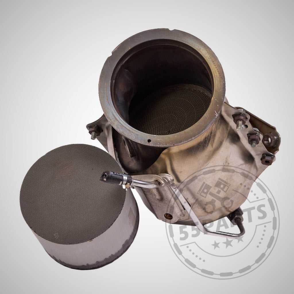 Die OEM Downpipe mit 300 Zeller, passend für Toyota Yaris GR, verfügt über einen zylindrischen Metall-Katalysatorkern und eignet sich ideal zur Integration mit strömungsoptimierter Abgasanlage oder Ladeluftkühler.