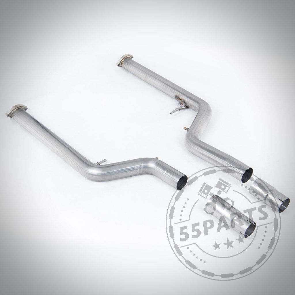 Zwei Milltek OPF-Ersatzrohre (OPF Delete) passend für BMW X3M G01 mit S58-Motor (LCI-Modelle ab 2022), abgebildet mit abgewinkelten Enden auf hellem Hintergrund und dezentem 55Parts-Logo – ideal für optimale Ladedruckleistung.