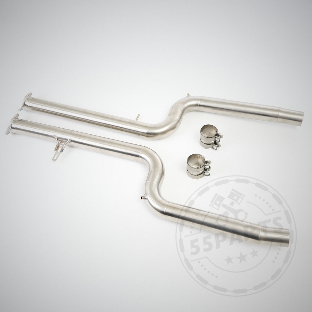 Zwei OPF-Ersatzrohre (OPF Delete) und Klemmen aus Edelstahl passend für BMW G8x M2, M3, M4 mit S58-Motor & MH Pipes auf hellem Hintergrund, mit dem 55Parts-Logo-Wasserzeichen.