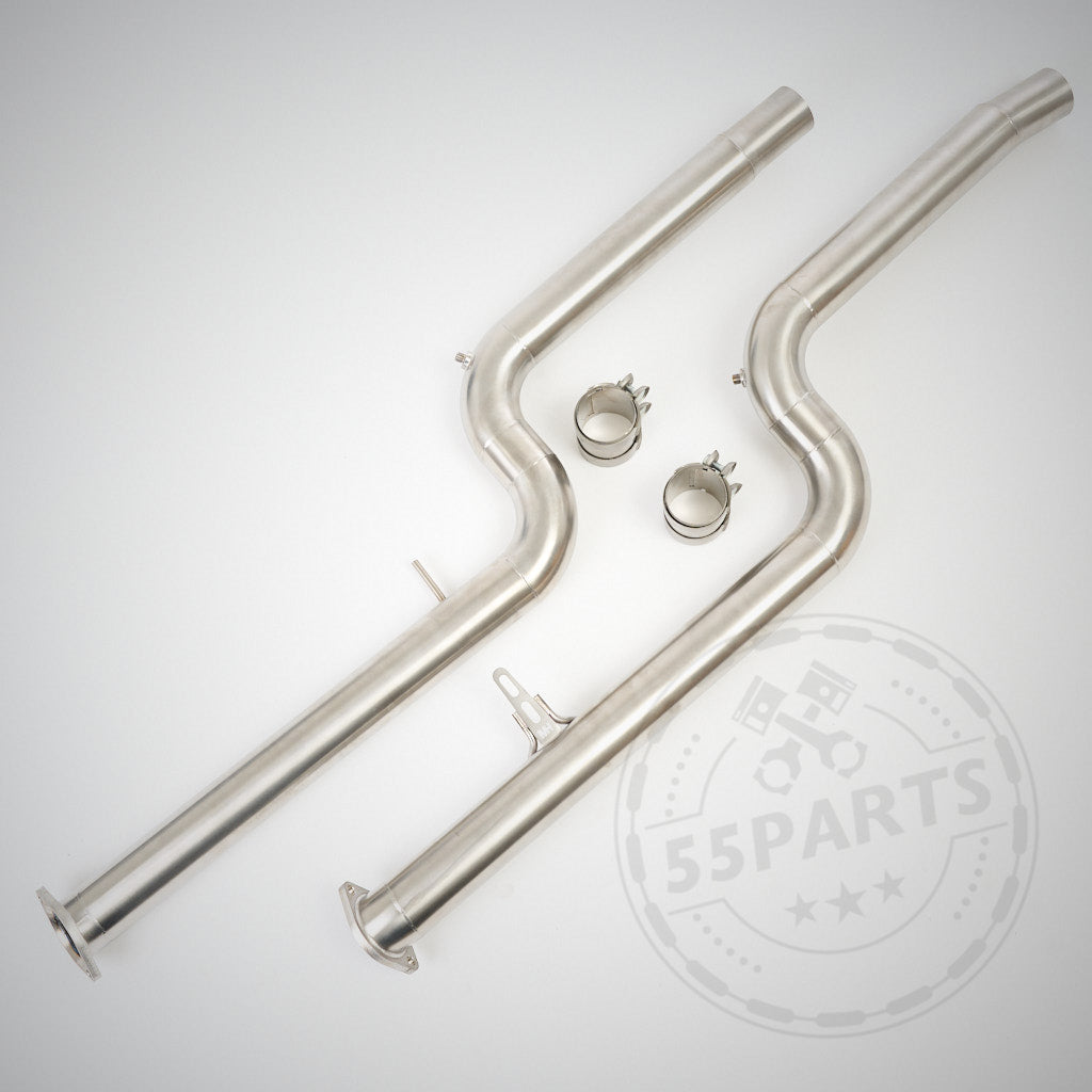 Zwei OPF-Ersatzrohre (OPF Delete) und Klemmen aus Edelstahl passend für BMW G8x M2, M3, M4 mit S58-Motor & MH Pipes auf hellem Hintergrund, mit dem 55Parts-Logo-Wasserzeichen.