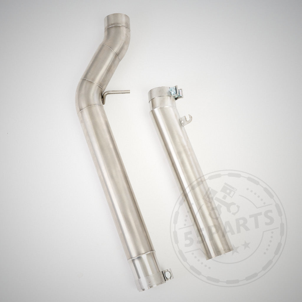 Zwei OPF-Ersatzrohre OPF Delete-Rohre passend für BMW M140I/M240I F2x (inkl. AWD, B58),, mit Klemmen, abgebildet auf einem schlichten hellen Hintergrund.