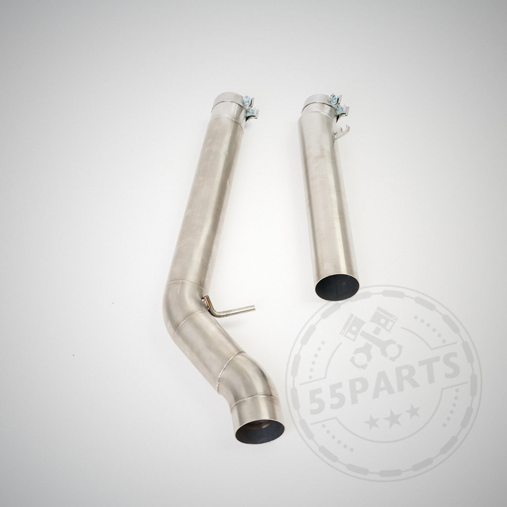 Zwei OPF-Ersatzrohre OPF Delete-Rohre, kompatibel mit BMW M140i/M240i F2x (inkl. AWD, B58-Motor), sind auf einem hellen Hintergrund mit dem 55Parts-Logo abgebildet.