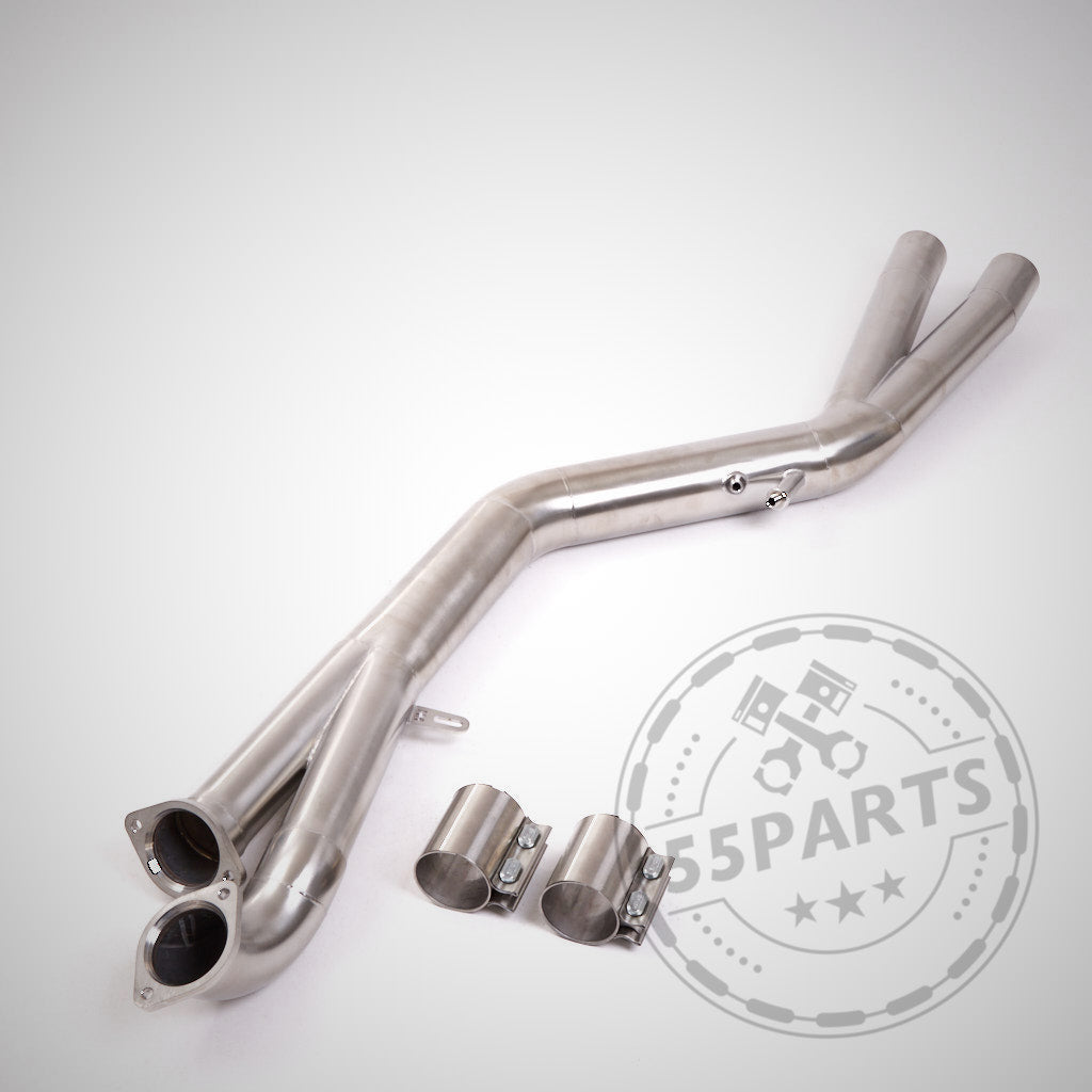 55Parts &amp; MH Pipes OPF-Ersatzrohr, OPF-Löschrohr, einzelnes 3,5-Zoll-Mittelrohr für die BMW G8x-Serie (G81, G82, G83, G87 M2/M3/M4 Competition/Touring) mit S58-Motor auf weißem Hintergrund, mit strömungsoptimierten Fallrohren für verbesserten Durchfluss.