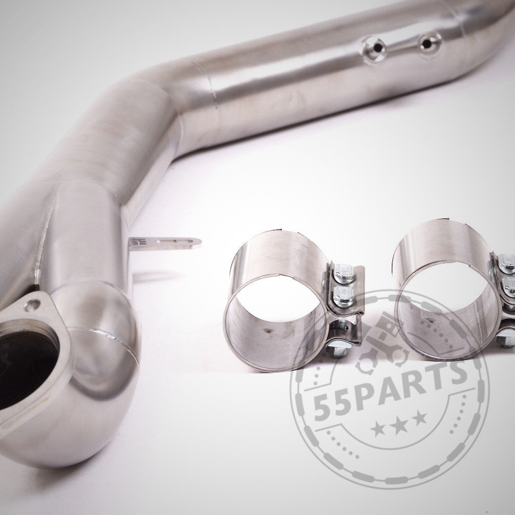 Das OPF-ERSATZROHR, einzelnes 3,5-Zoll-Mittelrohr &amp; MH Pipes passend für BMW G8x-Modelle (M2, M3 Competition, Touring, M4 Competition S58), mit zwei Metallklemmen und strömungsoptimierten Downpipes, abgebildet auf weißem Hintergrund.