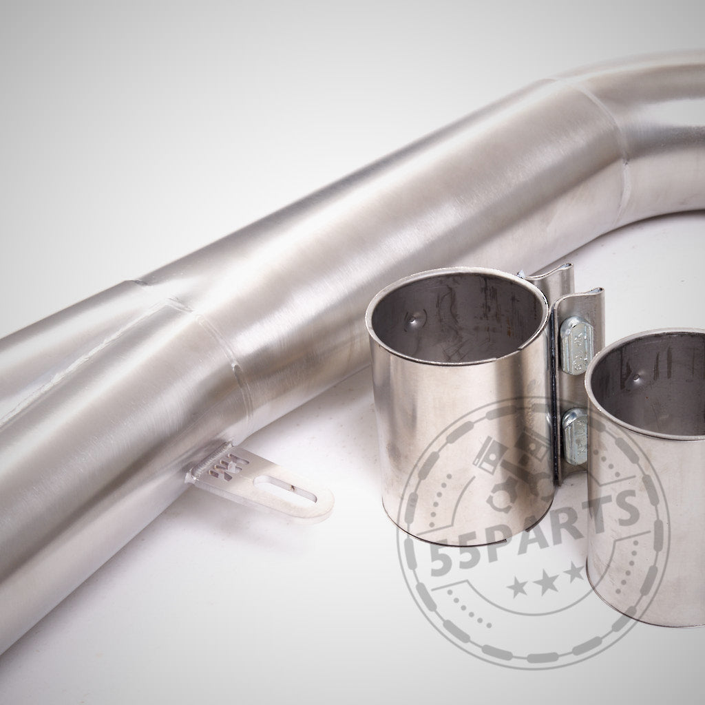 55Parts & MH Pipes OPF-Ersatzrohr, OPF-Löschrohr, einzelnes 3,5-Zoll-Mittelrohr für die BMW G8x-Serie (G81, G82, G83, G87 M2/M3/M4 Competition/Touring) mit S58-Motor auf weißem Hintergrund, mit strömungsoptimierten Fallrohren für verbesserten Durchfluss.