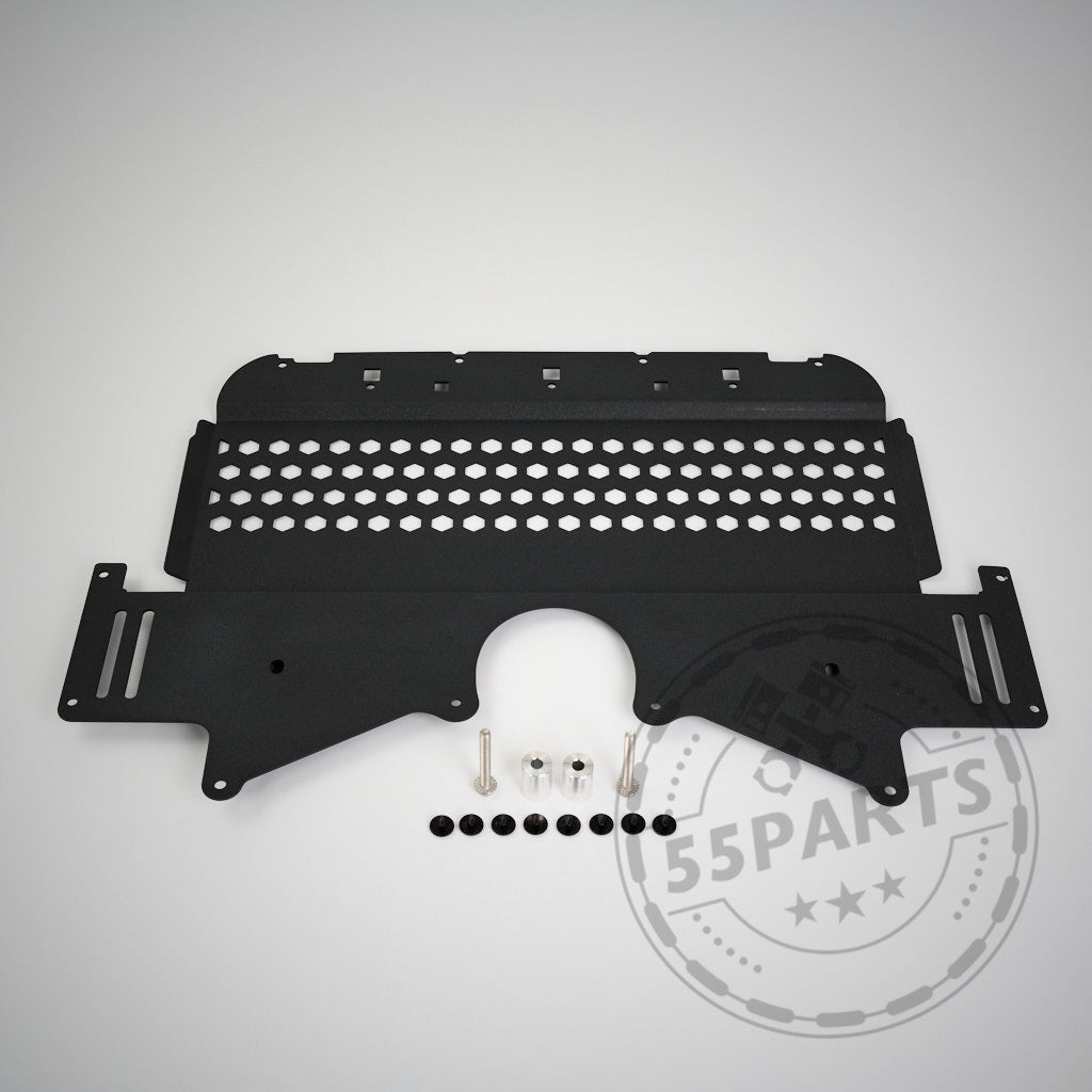 Schwarzer Unterfahrschutz aus Metall für den Ölkühler mit Wabenmuster, Schrauben und Bolzen auf hellem Hintergrund – passend für BMW M2, M3, M4 (G80/G81/G82/G83/G87), ideal zum Schutz des Ölkühlers oder Kühlers.