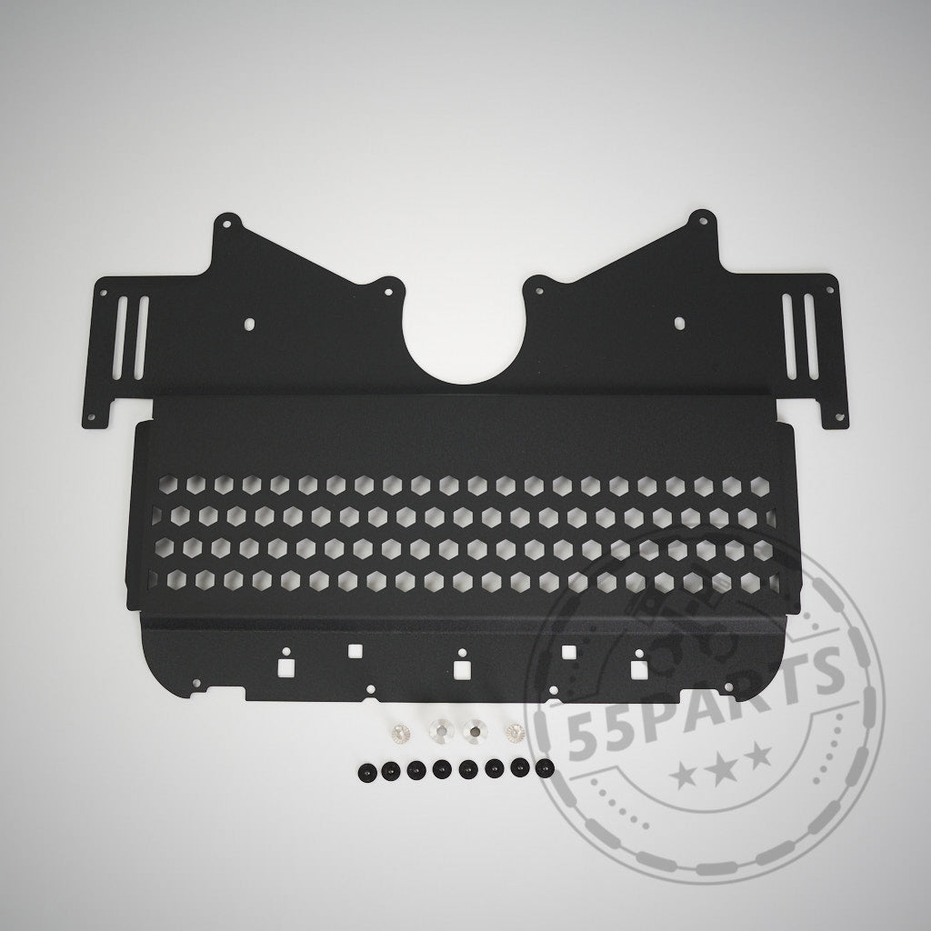 Der abgebildete 55Parts Skid Plate Ölkühler Schutz passend für BMW M2, M3, M4 (G80, G81, G82, G83, G87) in schwarzer Metallausführung mit Sechskantlöchern inklusive darunter angeordneter Befestigungswinkel und Schrauben.