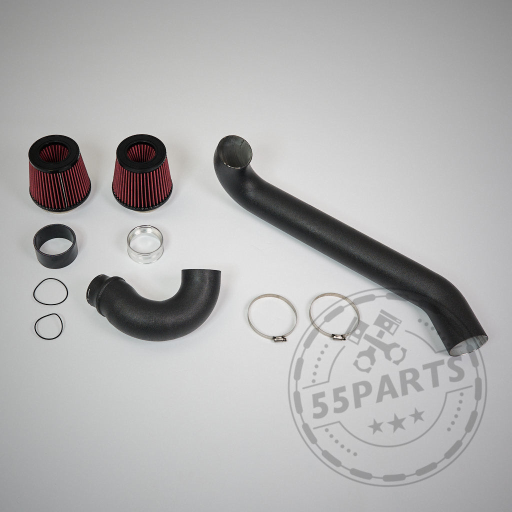 55Parts Ansaugsystem Dual Cone Intake passend für BMW G87 M2, G80/G81 M3, G82/G83 M4 S58 mit roten Filtern, schwarzen Rohren, Klemmen und Dichtungsringen auf grauem Hintergrund.