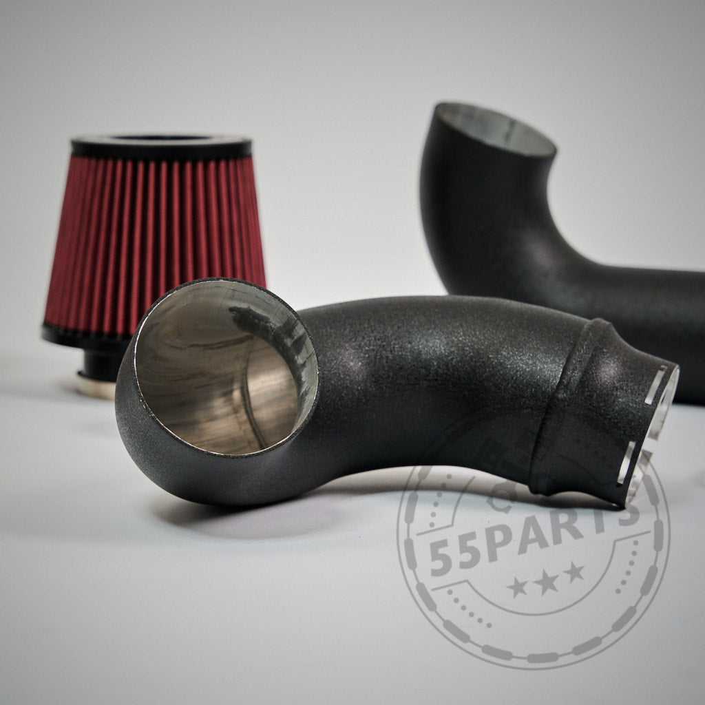 Schwarzes Ansaugrohr mit rotem Luftfilter, ausgestattet mit dem 55Parts Ansaugsystem Dual Cone Intake passend für BMW G87 M2, G80/G81 M3 und G82/G83 M4 S58 für verbesserte Leistung.