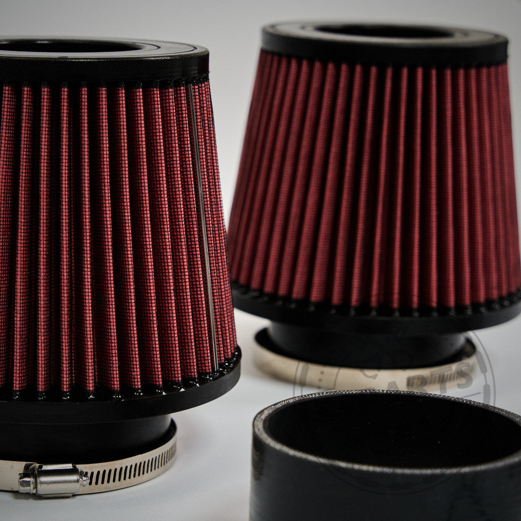 Zwei rote 55Parts Ansaugsystem Dual Cone Intake-Luftfilter mit schwarzem Sockel und Metallschlauchschelle, konzipiert für die Motoren BMW G87 M2, G80 G81 M3, G82 G83 M4 S58, auf weißem Hintergrund.