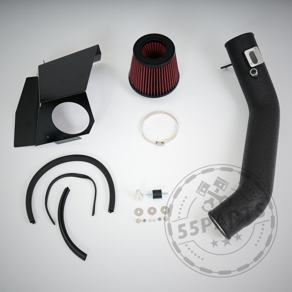 Die 55Parts Spezial-Ansaugung passend für BMW 1er F2x, 2er F2x, 3er F3x, 4er F3x und M2 F87 N55 enthält Filter, Schläuche, Halterung, Schläuche, Klemmen und Zubehör – ideal für eine FBO-Konfiguration. Präsentiert auf einer hellen Oberfläche. Marke: 55Parts.