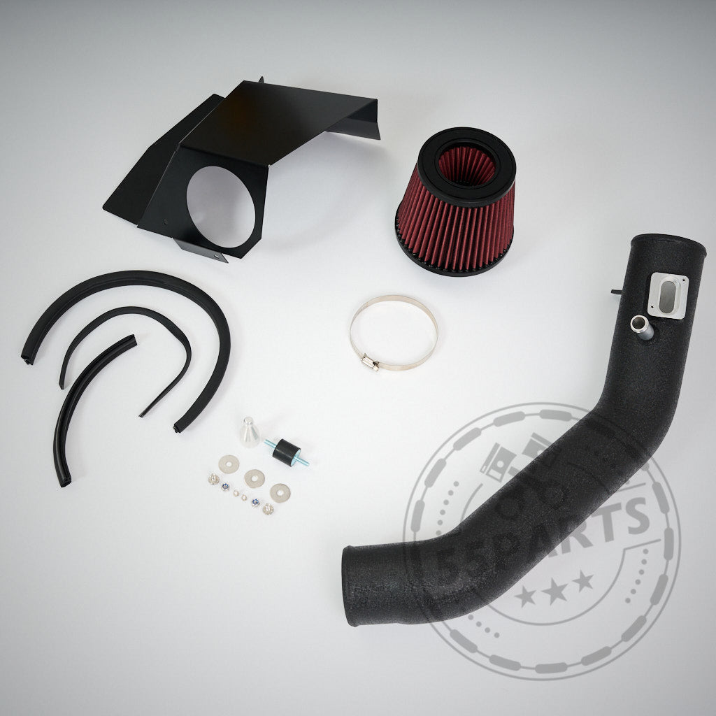 55Parts Spezial-Ansaugungskit passend für BMW 1er F2x, 2er F2x, 3er F3x, 4er F3x, M2 F87 N55. Enthält einen roten Filter, schwarze Schläuche, Klemmen und Befestigungsmaterial. Abbildung auf weißem Hintergrund. Marke: 55Parts.