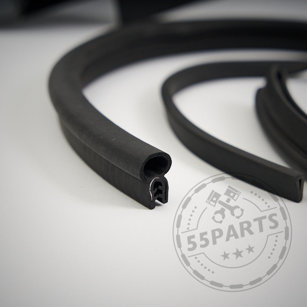 Nahaufnahme einer schwarzen Gummidichtung mit 55Parts-Logo auf weißer Oberfläche, entworfen passend für BMW 1er F2x, 2er F2x, 3er F3x, 4er F3x und M2 F87 N55 – 55Parts-Spezial: Offene Ansaugung.