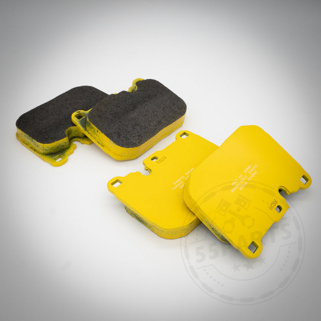 Vier gelbe Pagid-Bremsbeläge für 6-Kolben-Bremssättel von BMW – passend für F87 M2 Competition (Track Pack, CS), F80 M3, F82/F83 M4, F10 M5 und F13 M6 – sind auf weißem Hintergrund mit zwei nach oben und zwei nach unten gerichteten Belägen abgebildet.