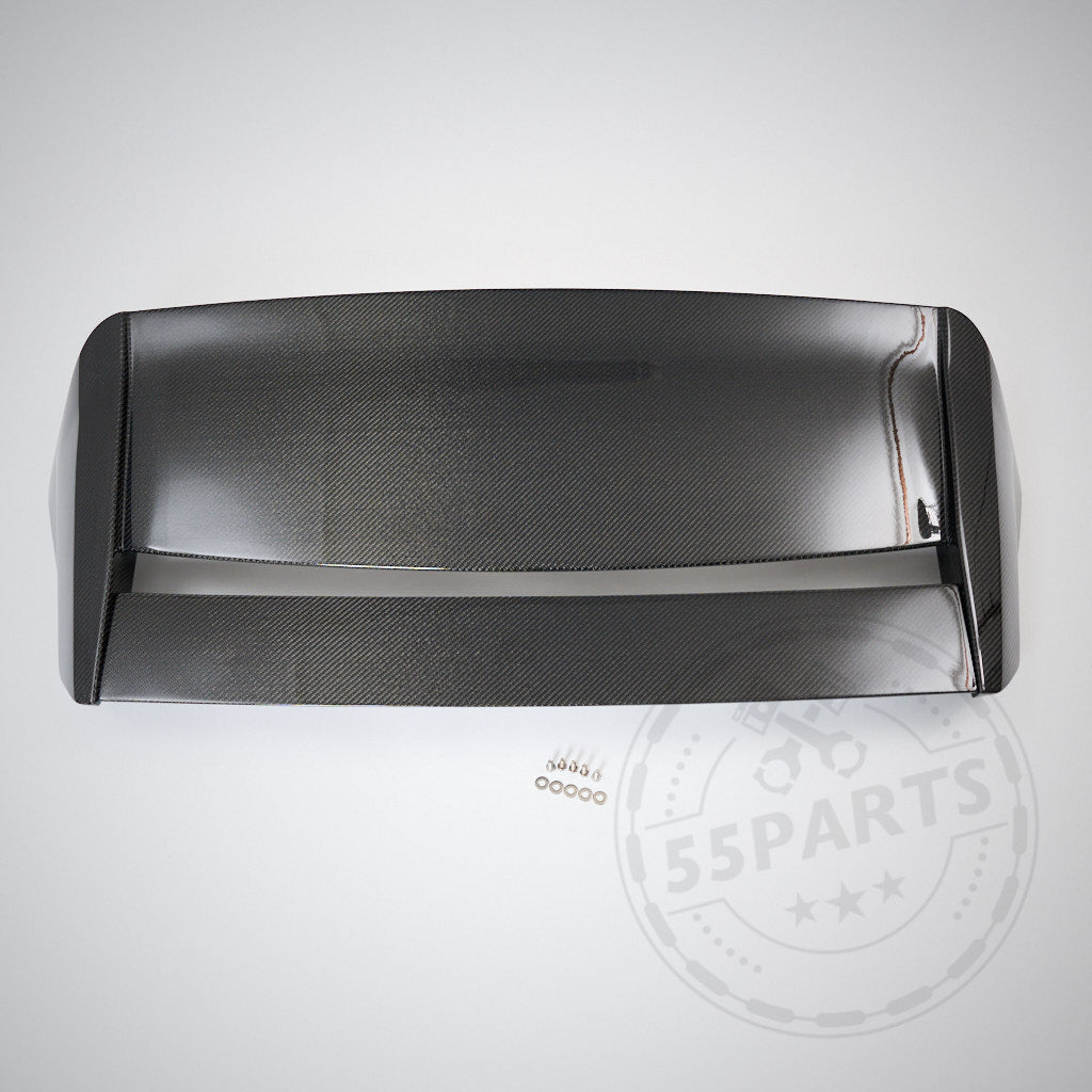 Der 55Parts Carbon Heckspoiler Heckflügel Verstellbar mit Teilegutachten, passend für Toyota GR Yaris (inkl. Facelift), weist eine dezente Textur auf, dargestellt von oben mit darunter positionierten Schrauben.