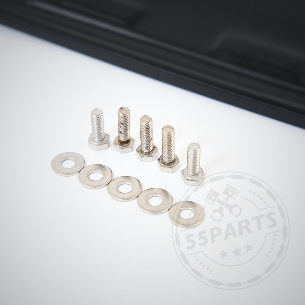 Fünf Schrauben mit Unterlegscheiben sind aufgereiht neben einem schwarzen 55Parts Carbon Heckspoiler Heckflügel Verstellbar mit Teilegutachten, passend für Toyota GR Yaris (inkl. Facelift), dargestellt auf einer weißen Fläche.