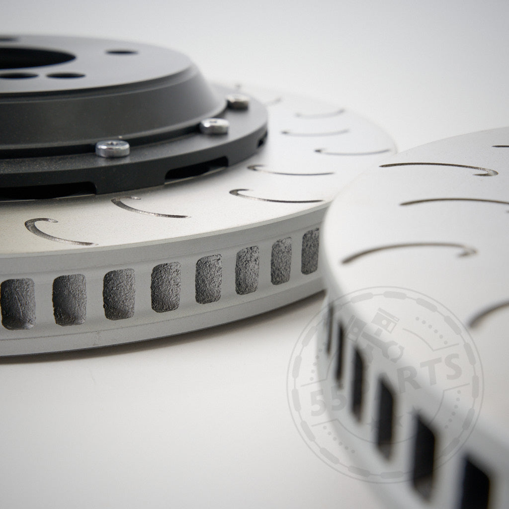 Nahaufnahme von zwei belüfteten und geschlitzten AP Racing CP9449-Bremsscheiben mit Kühlkanälen aus dem 55Parts Special Big Brake Kit (355x32/378x32) für viele BMW-Modelle.