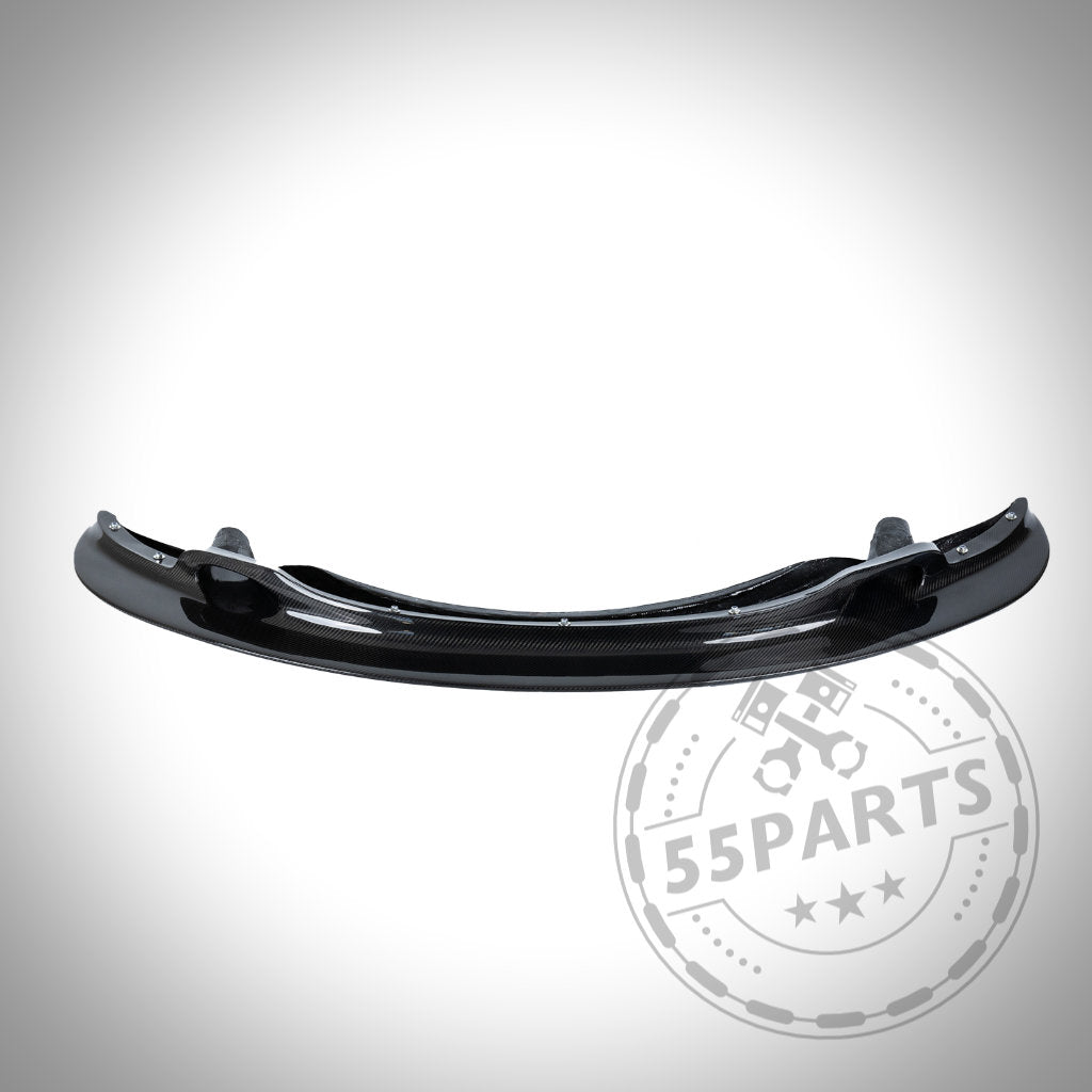 Das 55Parts Echtcarbon Frontschwert GT4 Frontlippe mit Bremsenkühlung, passend für den BMW E9x M3, ist in glänzendem Carbon auf weißem Untergrund abgebildet. Wasserzeichen sichtbar.