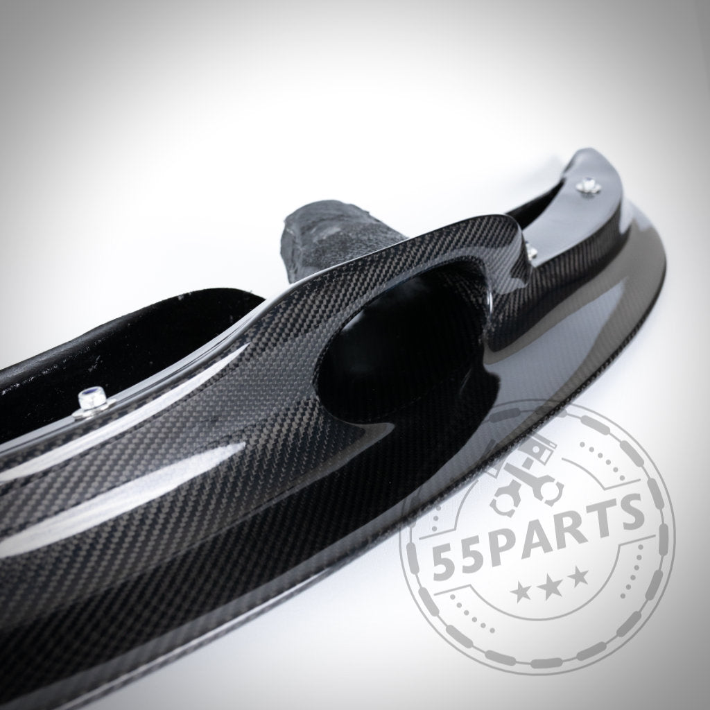 Nahaufnahme des 55Parts Echtcarbon-Frontschwerts GT4 mit Bremsbelüftung passend für BMW E9x M3. Das glänzende Carbonfaser-Finish und das 55Parts-Logo in der unteren rechten Ecke sind deutlich zu erkennen.