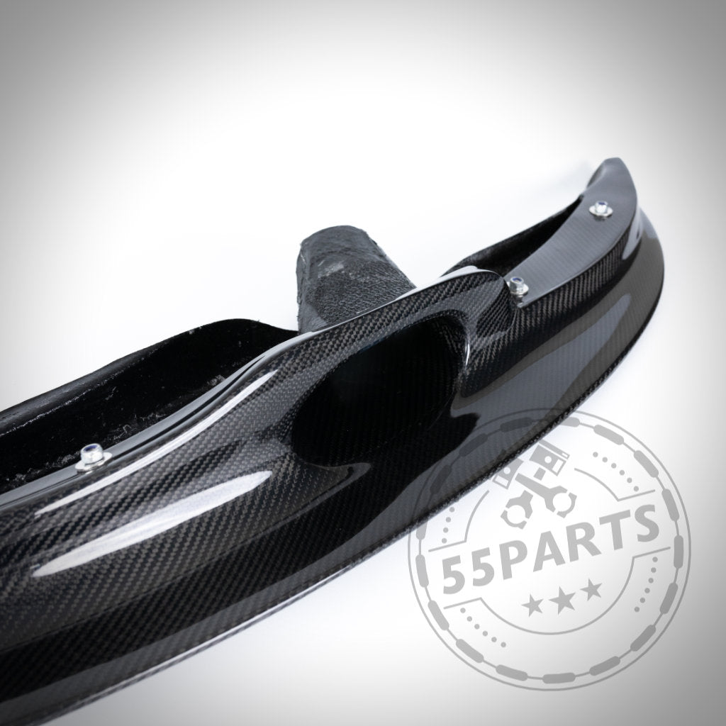Nahaufnahme eines schwarzen Echtcarbon-Frontschwerts Frontlippe GT4 mit Bremsbelüftung, passend für BMW E9x M3, mit dem 55Parts-Logo-Wasserzeichen in der Ecke.
