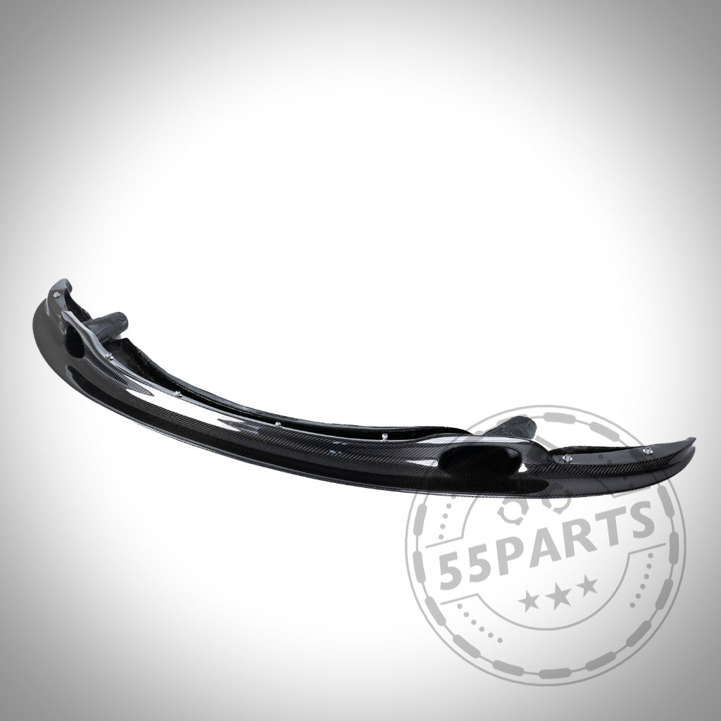 Auf weißem Hintergrund ist das 55Parts Echtcarbon Frontschwert Frontlippe GT4 mit Bremsbelüftung passend für BMW E9x M3 abgebildet.