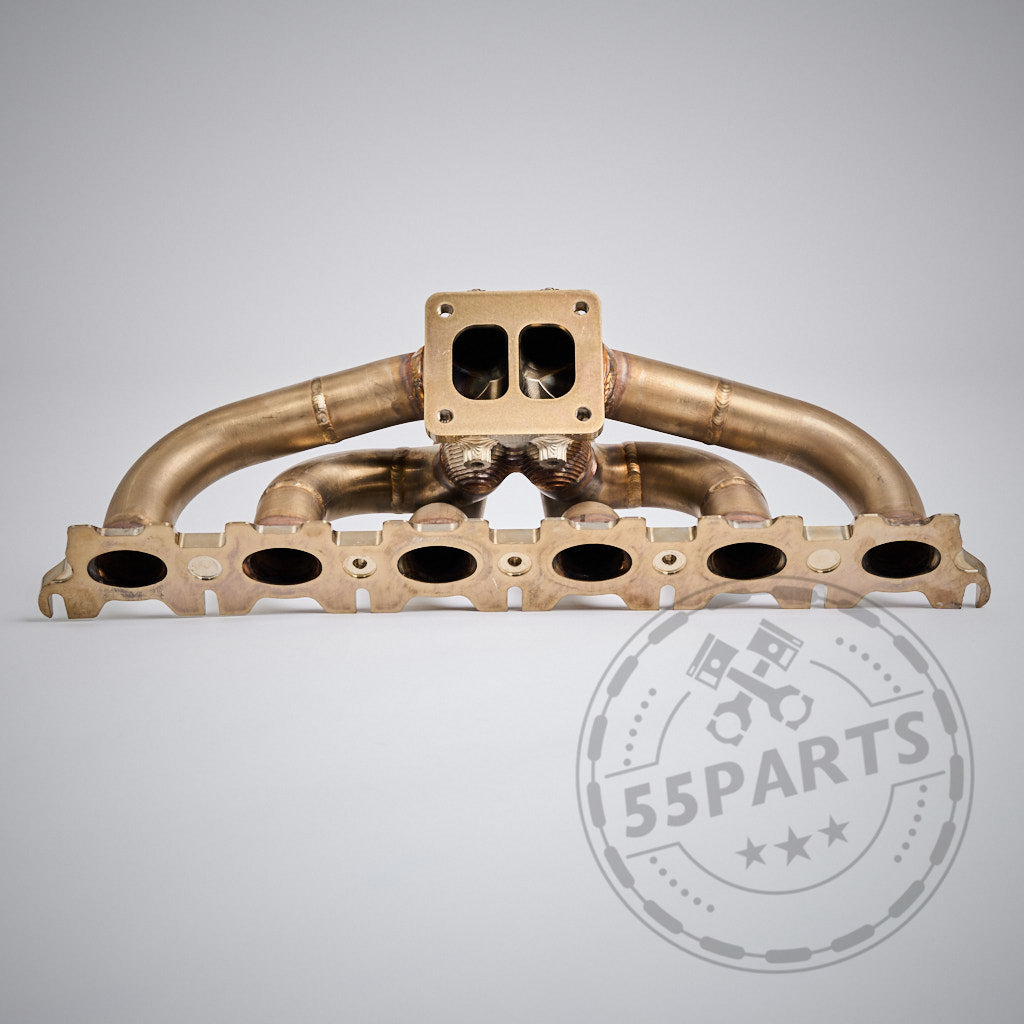 Das 55Parts Special: Big Turbo Kit 1000PS für B58 Gen. 1 verfügt über einen bronzefarbenen Metall-Auspuffkrümmer mit sechs Kanälen, ideal für Turboaufbau oder Leistungssteigerung, abgebildet auf hellgrauem Hintergrund. Passend passend für BMW-Modelle F2X, F3X, G3X und G01/G02.