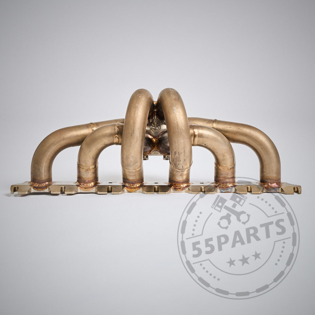 Goldfarbener Metall-Auspuffkrümmer aus dem 55Parts Special: Big Turbo Kit 1000PS für B58 Gen.1 (F2X 1er/2er, F3X 3er/4er, G3X 5er/6er/7er, G01 X3, G02 X4). Hell hinterlegt mit 55Parts-Wasserzeichen. Ideal für maximale Leistungssteigerung.