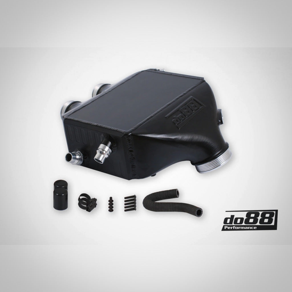 Der DO88 Performance Aluminium-Ladeluftkühler passend für BMW M2 Competition, M3 und M4 S55 wird mit Schläuchen, Klemmen und Anschlüssen auf einem hellen Hintergrund mit dem do88-Logo abgebildet.