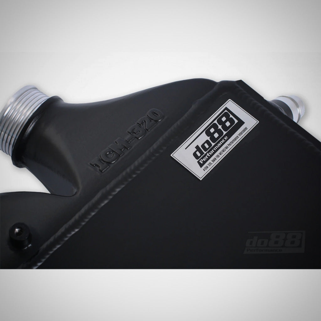 Nahaufnahme eines schwarzen do88 Performance Aluminium-Ladeluftkühlers passend für BMW M2 Competition, M3, M4 S55 mit der Gravur ICM-E20 und einem Metalletikett.