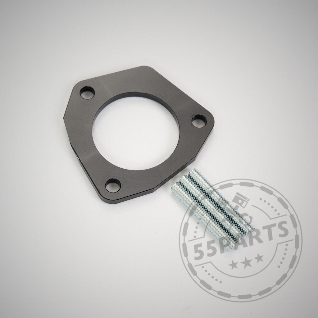 Schwarzer S55-Adapter aus Metall zur Ölmengenerhöhung F8x (M2c, M3, M4) mit drei Löchern und zwei silbernen Schrauben, ideal zur Steigerung der Effizienz des BMW-Ölsensors oder für eine größere Ölkapazität.