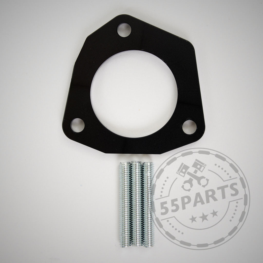 Das 55Parts Special: S55 Adapter für Ölmengenerhöhung F8x (M2c, M3, M4) ist ein schwarzer Metallflansch mit drei Löchern und vier silbernen Gewindestangen, der in Verbindung mit einem Aluminium-Spacer die Ölkapazität in BMW-Ölsensorsystemen erhöhen soll.
