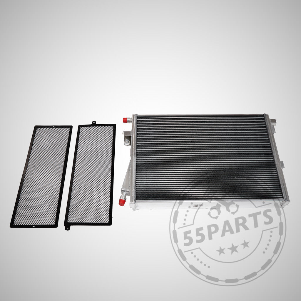 Zwei schwarze Mesh-Panels und ein großer 55Parts-Upgrade-Kühlmittelkühler, Wasserkühler, Ladeluftkreislauf passend für BMW G8X M2/M3/M4 mit S58-Motor werden auf einem hellgrauen Hintergrund mit einem 55Parts-Wasserzeichen angezeigt.