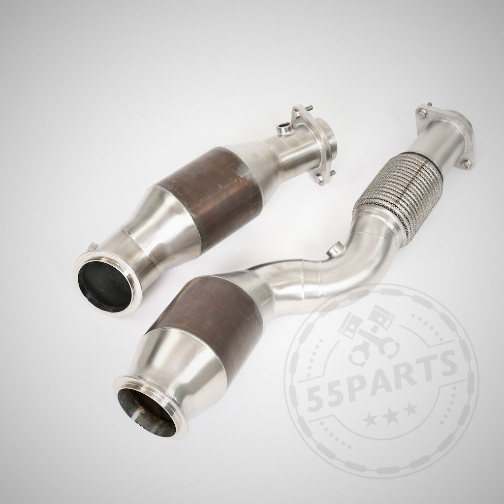 Auf hellem Hintergrund sind zwei High Flow Downpipes mit 200-Zellen-Euro-6-Katalysatoren &amp; MH Pipes passend für BMW G80 M3/G82 M4 S58 abgebildet, die die Ladedruckleistung verbessern sollen.