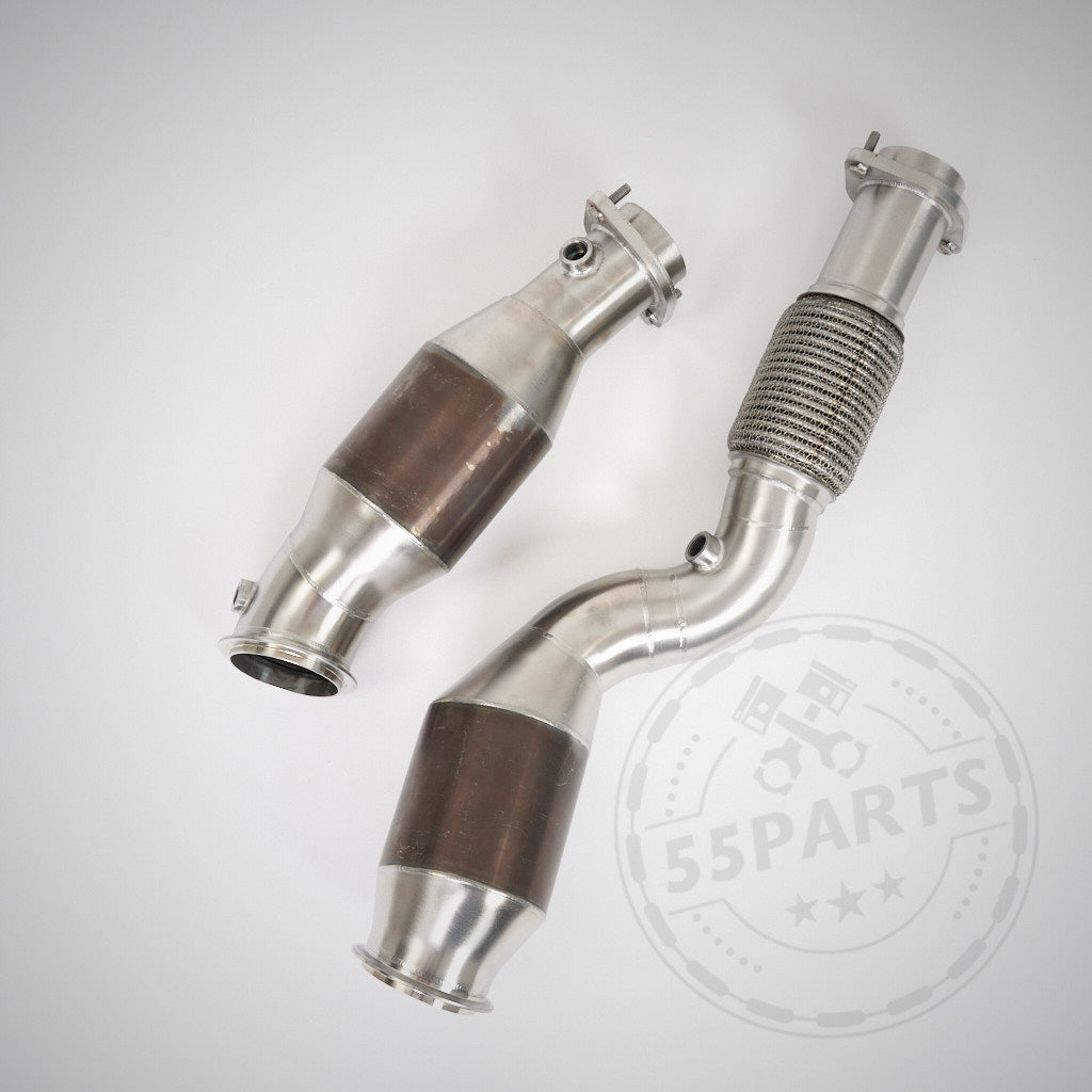 Zwei High Flow Downpipes (mit 200 Zeller Euro 6-Katalysatoren), kompatibel mit den Modellen BMW G80 M3 und G82 M4 S58, &amp; MH Pipes, abgebildet mit Flanschen auf hellem Hintergrund und Boost-Wasserzeichen.