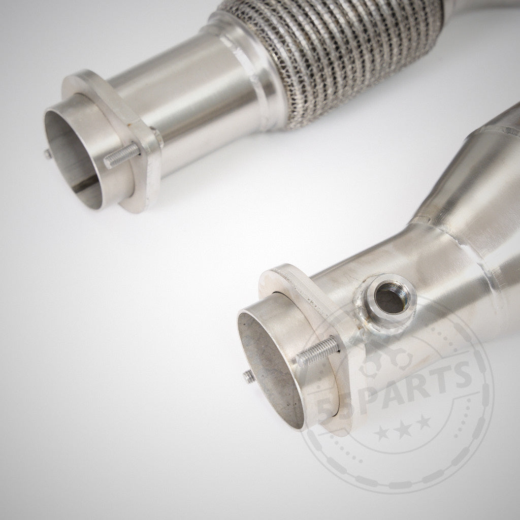 Paar 55Parts & MH Pipes High Flow Downpipes (mit 200-Zellen-Euro-6-Katalysatoren) passend für BMW G80 M3/G82 M4 S58, mit Flanschen und Flexabschnitt, auf weißem Hintergrund dargestellt.