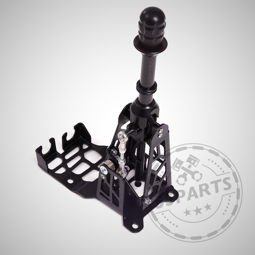 Der HRE Shortshifter passend für GR Yaris &amp; HRE ist eine schwarze Shortshifter-Baugruppe aus Metall für optimalen Fahrspaß mit einem Logo-Wasserzeichen in der unteren rechten Ecke.