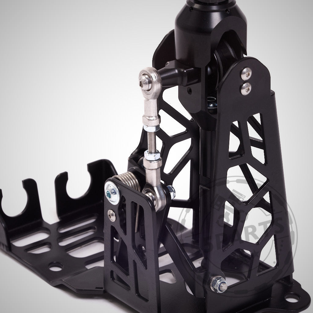 Nahaufnahme des HRE Shortshifter &amp; HRE, einer schwarzen Metallkomponente mit geometrischen Ausschnitten und Schrauben, die für den GR Yaris entwickelt wurde.