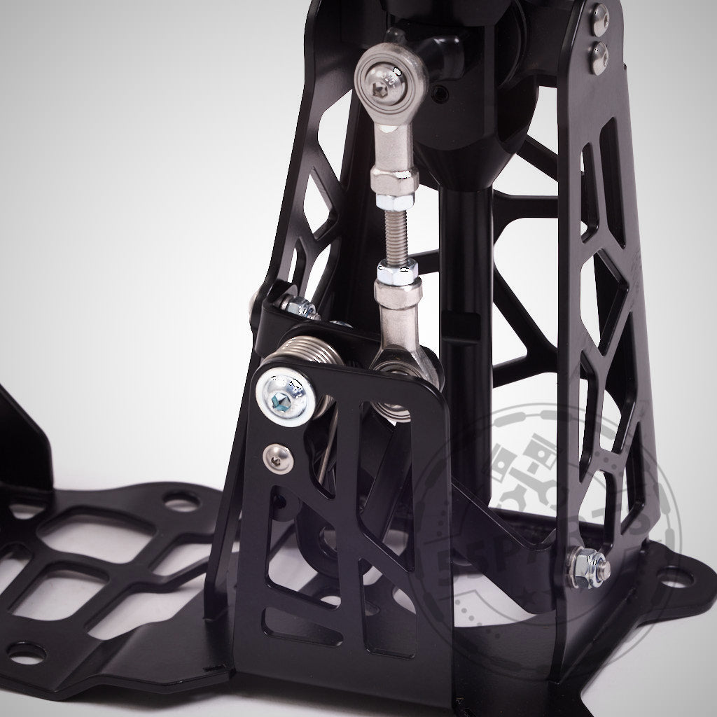 Nahaufnahme des HRE Shortshifter & HRE für GR Yaris – eine schwarze Metallbaugruppe mit Federn, Bolzen und Aussparungen, die für ein präzises Shortshifter-Gefühl und mehr Fahrspaß entwickelt wurde.