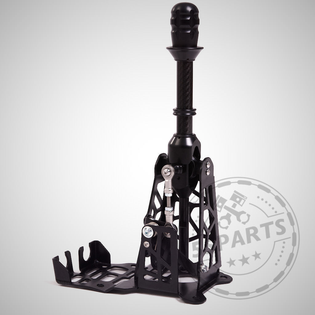 Der für den GR Yaris entwickelte HRE Shortshifter &amp; HRE verfügt über freiliegende Mechanik für mehr Fahrspaß, dargestellt auf weißem Hintergrund.