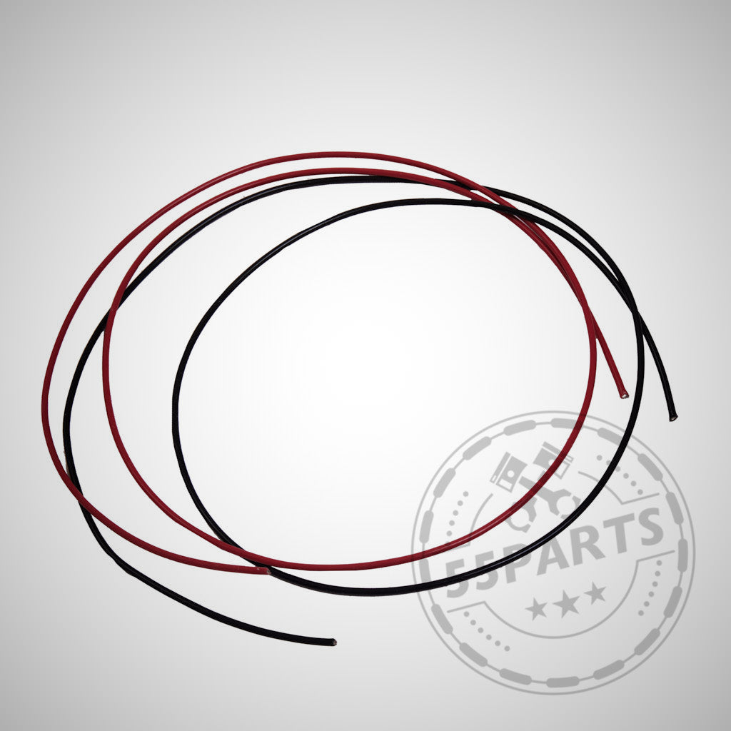 Zwei gewickelte Drähte, einer rot und einer schwarz, auf hellgrauem Hintergrund – Racetronix Benzin- und Ethanol-Feststromleitung für Intank-Benzinpumpen, perfekt für Kraftstoffpumpenanwendungen.