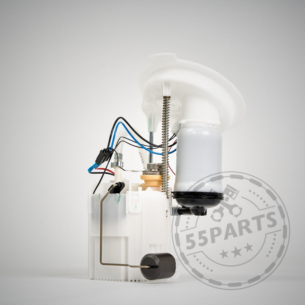 Walbro Stage 2 LPFP Benzinpumpenkit Walbro 450/455 passend für BMW (M)135i, M235i, 335i, M2 N55 F-Serie, weiße Kraftstoffpumpenbaugruppe mit angeschlossenen Kabeln und Schwimmer auf hellem Hintergrund.