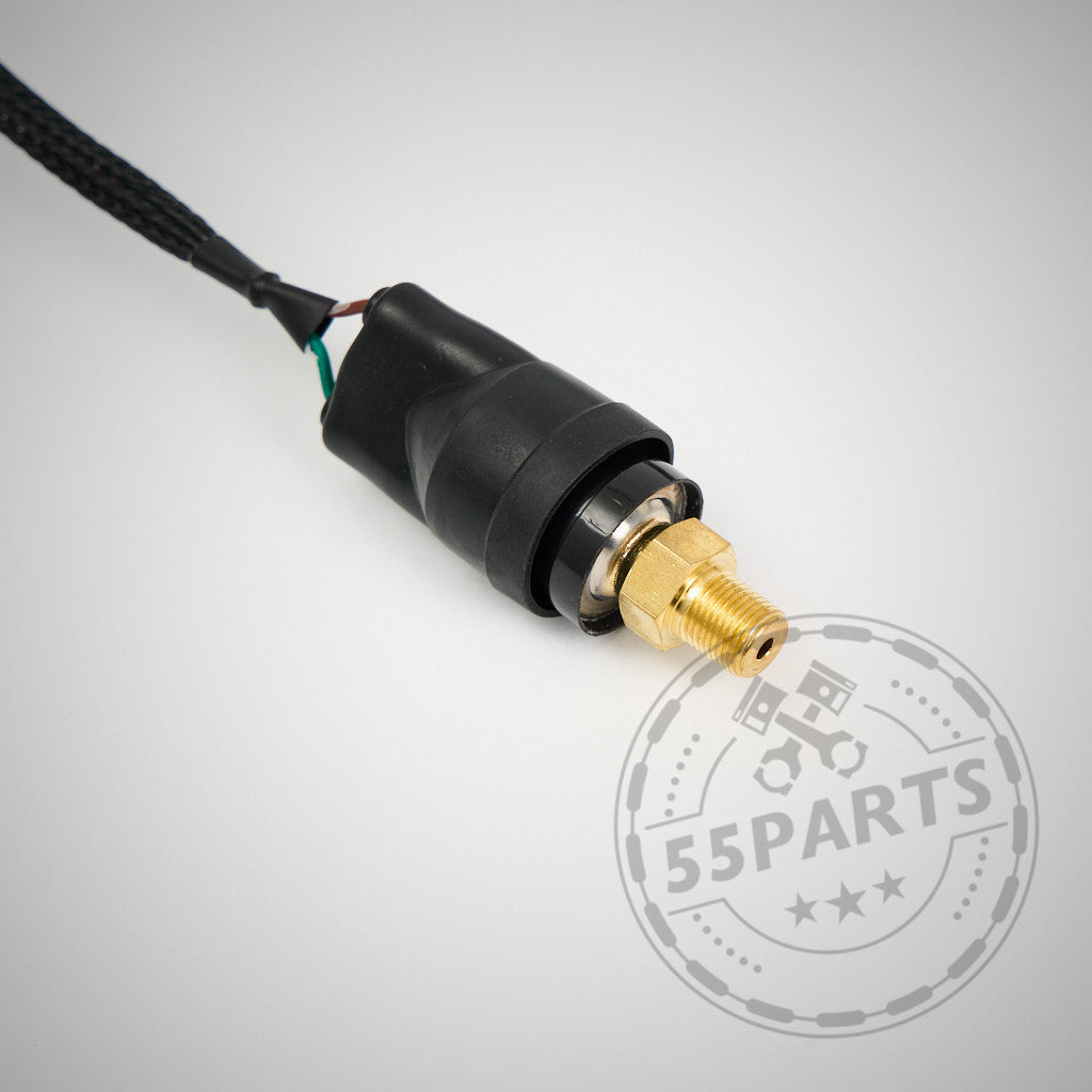 Nahaufnahme eines Plug-and-Play-Kabelbaums für Stage 3-Benzinpumpen mit schwarzer Verkabelung, dargestellt auf weißem Hintergrund mit dem 55Parts-Wasserzeichen, kompatibel mit BMW-Fahrzeugen.