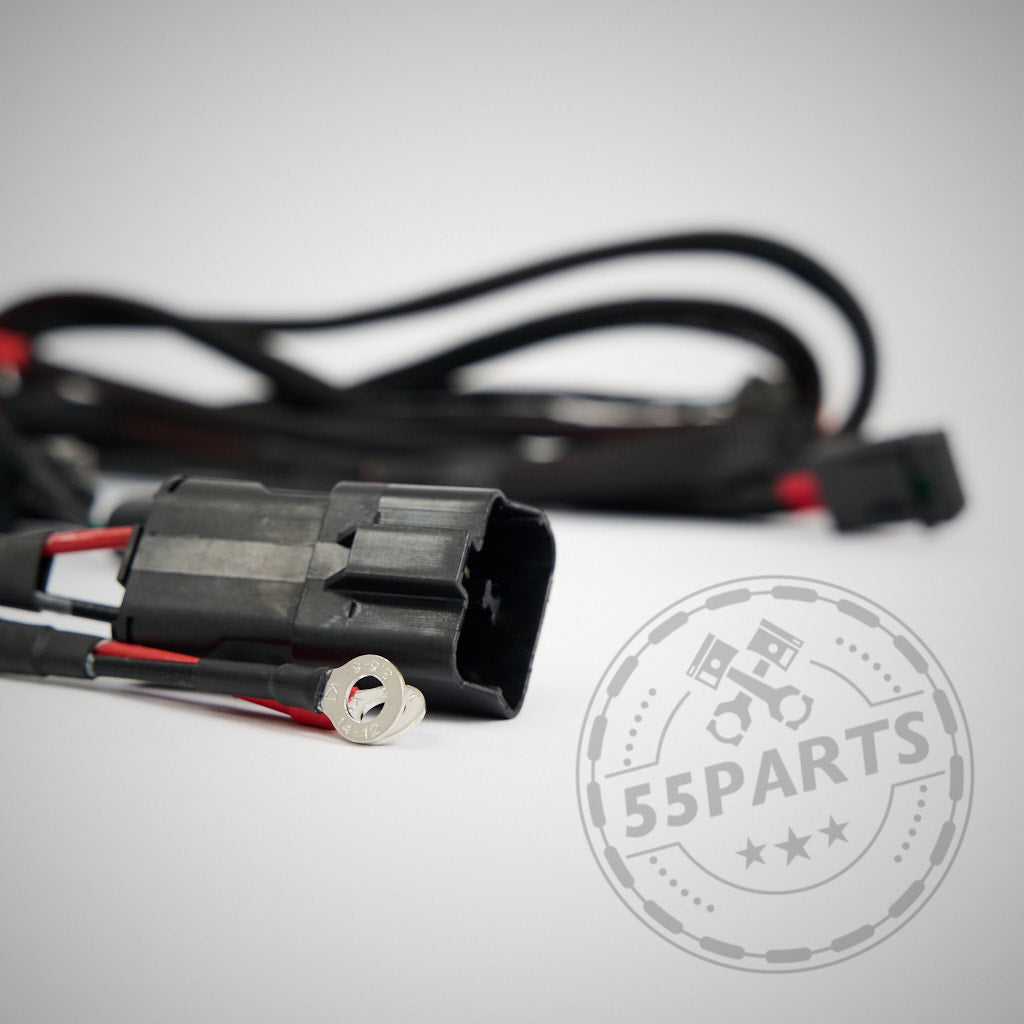 Nahaufnahme eines schwarzen Plug-and-Play-Kabelbaums für Stage 3 Benzinpumpen passend für BMW Fahrzeuge, mit Stecker und Ringkabelschuh. 55Parts-Logo im Vordergrund sichtbar.