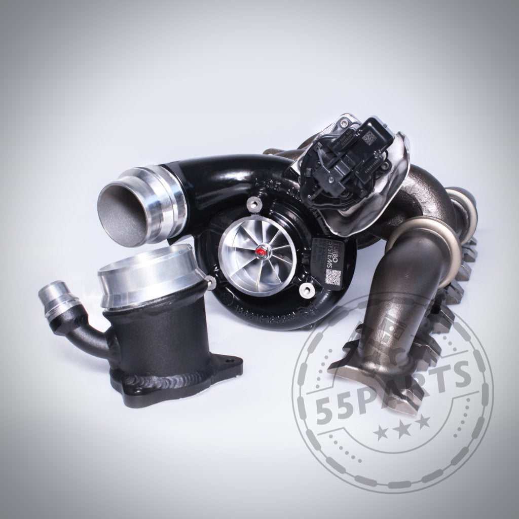 Ein Turbosystems-Upgrade-Turbolader passend für BMW 40i G-Serie-Modelle (B58B30O1 B58D Gen 2, 6-Port-Verteiler) in Schwarz und Silber mit angebrachten Komponenten auf einem schlichten grauen Hintergrund.