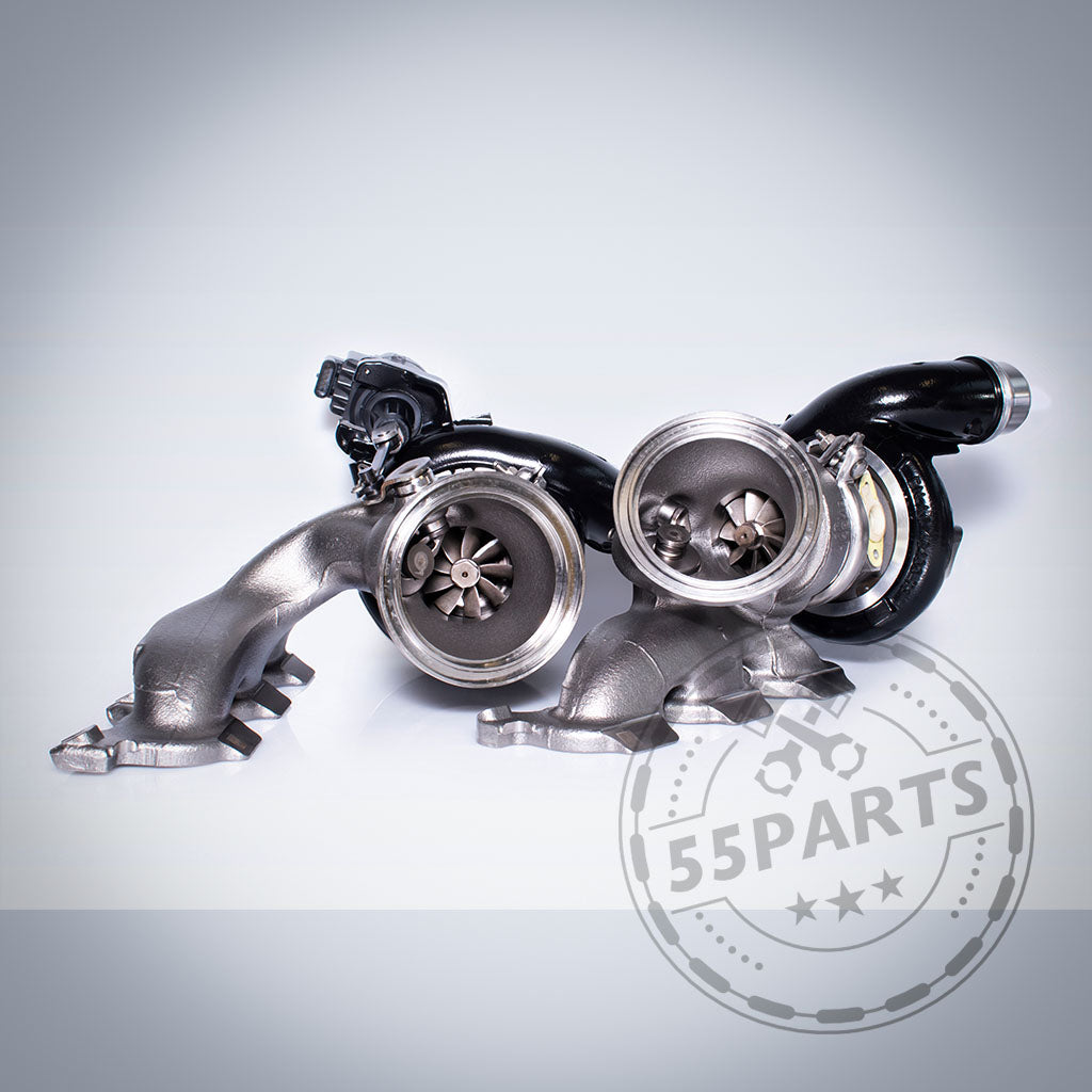 Zwei Turbosystems Upgrade Turbolader passend für BMW G87 M2, G80/G81 M3, G82/G83 M4, F97 X3M, F98 X4M (S58), mit Abgaskrümmer, abgebildet auf hellgrauem Hintergrund – die perfekte Leistungssteigerung für Ihren BMW.