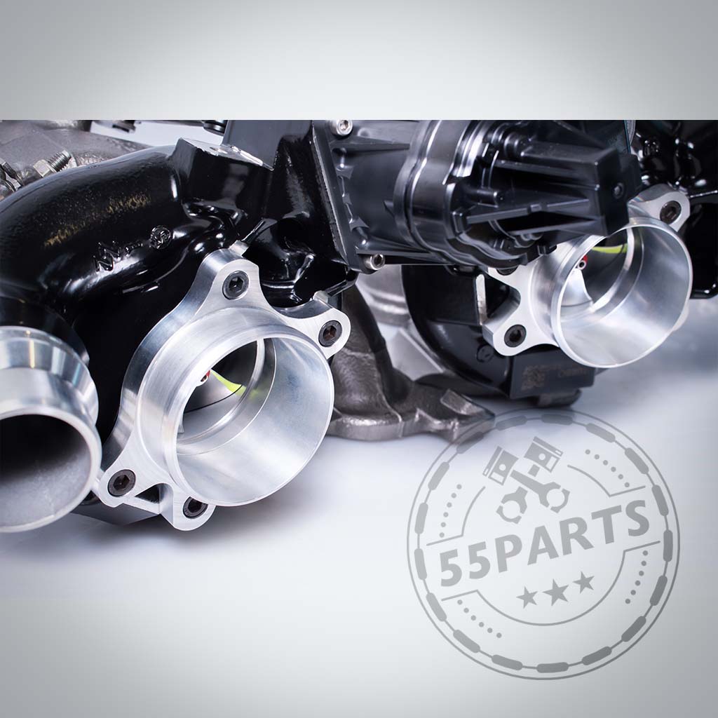 Nahaufnahme des glänzenden Turbosystems Upgrade-Turboladers passend für BMW G87 M2, G80/G81 M3, G82/G83 M4, F97 X3M, F98 X4M S58 auf Weiß mit dem 55Parts-Logo in der Ecke.