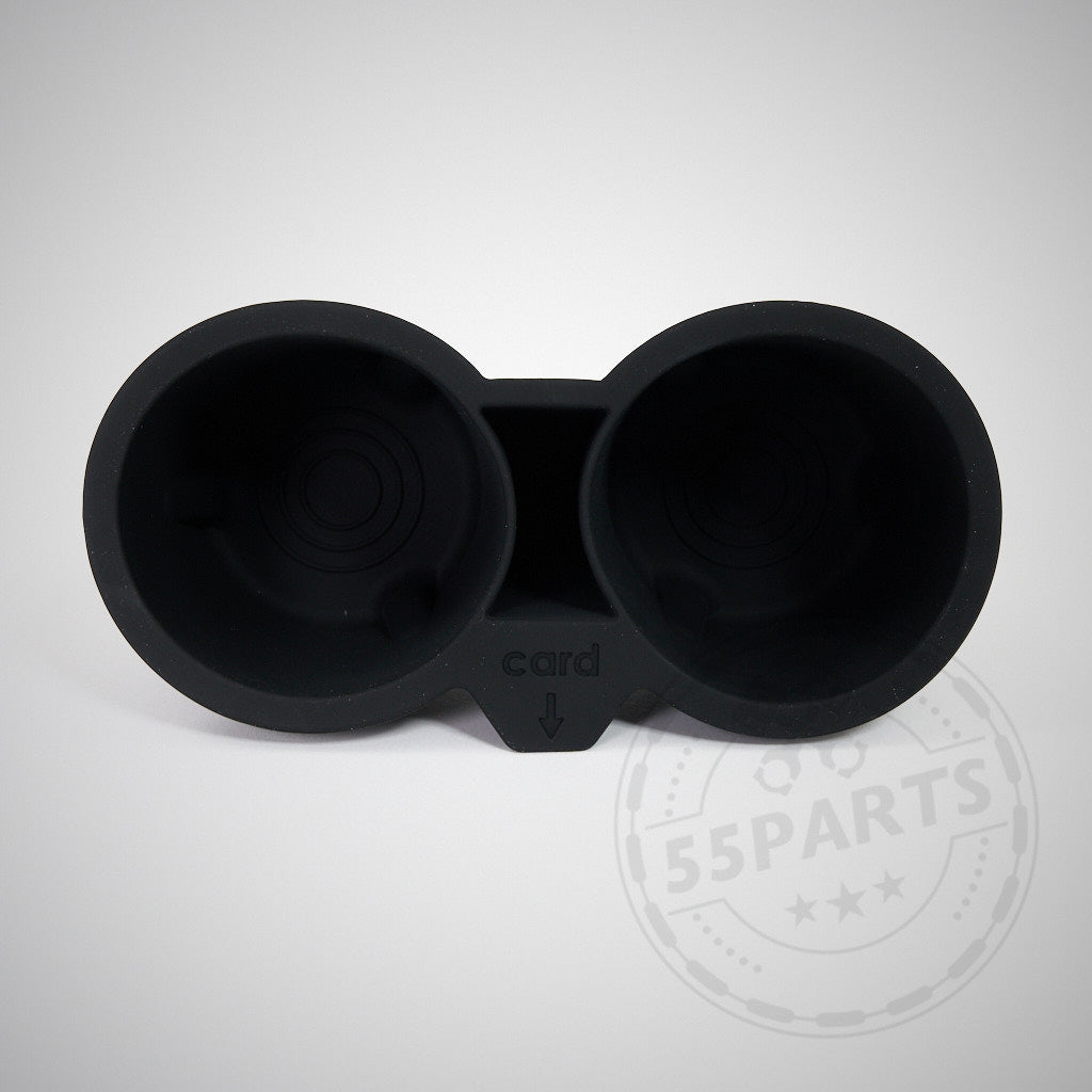 Getränkehalter Einsatz, Cup Holder passend für Tesla Model 3 und Y, schwarz mit Kartenschlitz, auf hellem Hintergrund abgebildet.